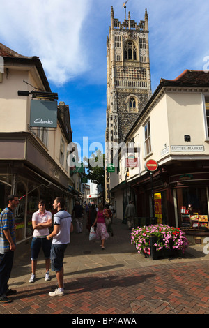 Gli amici di chat nel mercato del burro nel centro di Ipswich, Suffolk, Regno Unito. Foto Stock