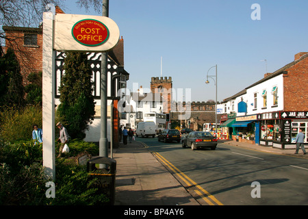 Regno Unito, Inghilterra, Cheshire, Stockport, Cheadle, Old Rectory, giardini, di Santa Maria la Chiesa Parrocchiale e White Hart Pub da Wilmslow Roa Foto Stock