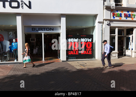 Vendita di un cartello che diceva il 70% di sconto su Burtons in Ipswich Town Center, con acquirenti passando e guardando, Ipswich, Suffolk, Regno Unito Foto Stock