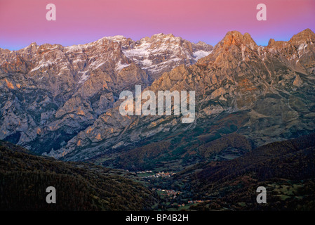 Tramonto. Valdeon Valley. Massa centrale. Parco nazionale Picos de Europa. Provincia di Leon. Castilla y Leon. Spagna. Foto Stock