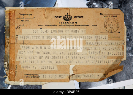 Telegramma inviato in WWII per notificare la liberazione di POW pilota RAF Howard scudiero dalla Germania. Foto Stock