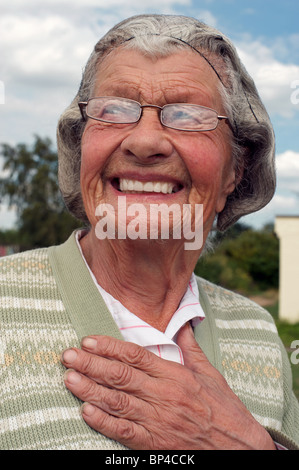 Ottanta cinque anni di età titolare di pensione o di rendita che indossa retina per capelli Foto Stock