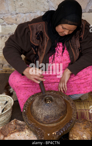 Una donna elabora l'olio di argan, vicino a Essaouira, Marocco Foto Stock