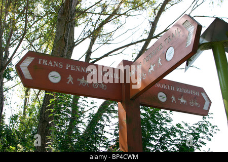 Regno Unito, Inghilterra, Cheshire, Stockport, rossastro Vale, Country Park, Sentiero Trans-Pennine segni Foto Stock