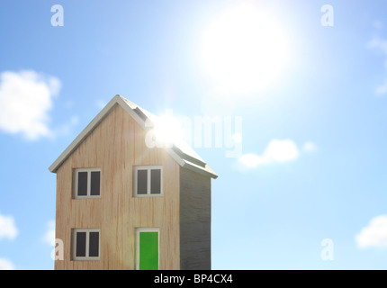 Modello di casa che mostra l'energia solare concept Foto Stock