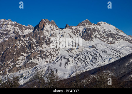 Torre del Friero, Torre del Hoyo de Liordes e Torre de Salinas. Massa centrale. Parco nazionale Picos de Europa. Provincia di Leon. Castilla y Leon, Spagna Foto Stock