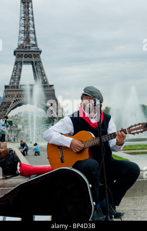 Parigi, Francia, musicista tradizionale francese che gioca chitarra e canzoni cantanti, vicino alla Torre Eiffel, stereotipi francesi Foto Stock