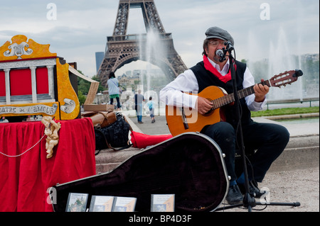 Parigi, Francia, musicista tradizionale francese che gioca chitarra e canzoni cantanti, vicino alla Torre Eiffel, stereotipi francesi Foto Stock