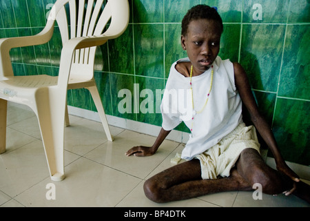 A diciannove anni ragazza Haitiana sta morendo di AIDS nell'ospizio nella baraccopoli di Cité Soleil, Port-au-Prince, Haiti. Foto Stock