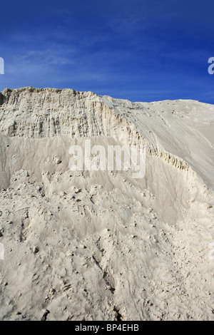 La sabbia bianca mound cava simile a un paesaggio lunare Foto Stock