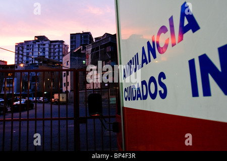 Un ambulanza automobile parcheggiata in il servizio di emergenza medica filiale nel centro di Caracas, Venezuela. Foto Stock