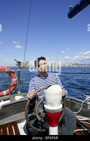 Blue Sailor uomo vintage a Vela Barca a vela in legno del mar mediterraneo Foto Stock