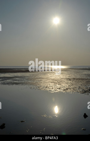 Tramonto sulla spiaggia a Hunstanton con figure distanti, Norfolk. Foto Stock