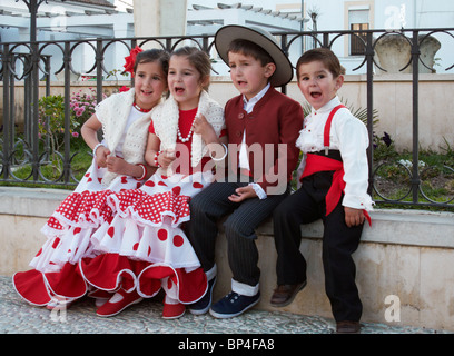 I bambini nel tradizionale abito spagnolo. Prado del Rey, Sierra de Cadice, Andalusia, Spagna. Foto Stock