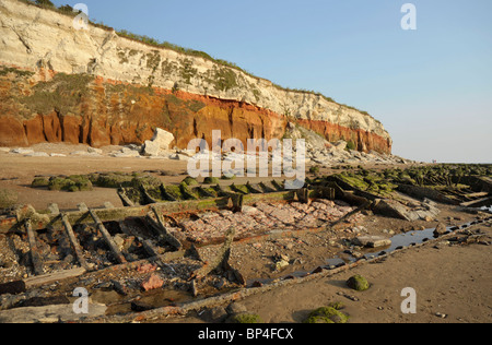 Chiglia di un naufragio sulla spiaggia accanto alla scogliera a Hunstanton in West Norfolk. Foto Stock