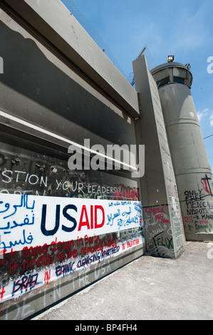 Graffiti attivista adorna la separazione israeliano muro in Cisgiordania città di Betlemme. Foto Stock