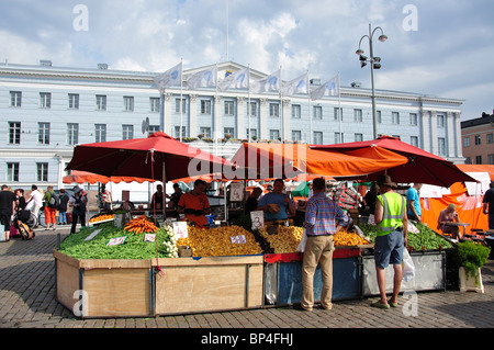 La frutta e la verdura, di stallo all'aperto, mercato Kauppatori Market Square, Helsinki, regione di Uusimaa, la Repubblica di Finlandia Foto Stock