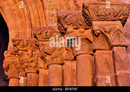 Spagna, Villafranca del Bierzo: capitelli romanici di San Giacomo chiesa Iglesia de Santiago Foto Stock