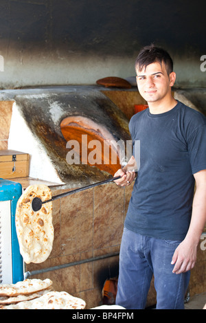 Giovani curdi iracheni rendendo uomo naan in Dohuk, Kurdistan, Iraq Foto Stock