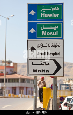 Indicazioni stradali per Erbil o Hawler e Mosul in Dohuk, Iraq Foto Stock