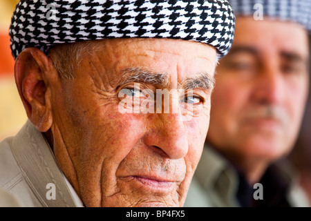 Kurish uomini iracheni in una locanda in Dohuk, Iraq Foto Stock