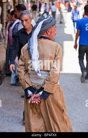 Curda uomo iracheno conteggio preghiera musulmana di perline in Dohuk, Kurdistan, Iraq Foto Stock