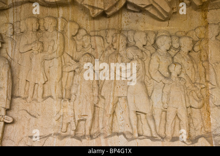 Scultura in pietra arenaria di marcatura di scultura di seconda guerra mondiale massacro di Lidice vicino a Praga Repubblica Ceca Europa Foto Stock