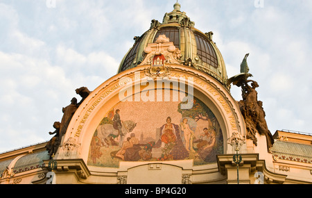 Mosaico su facciata di stile art nouveau Casa Municipale di Praga Repubblica Ceca Europa orientale Foto Stock