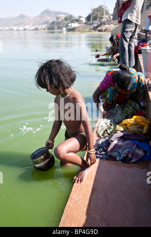 Ragazzo indiano di balneazione in Ana Sagar lago. Ajmer. Il Rajasthan. India Foto Stock