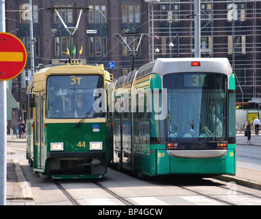 I tram in Piazza della Stazione, Rautatientori, Helsinki, regione di Uusimaa, la Repubblica di Finlandia Foto Stock