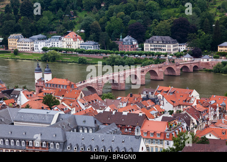 Famosa destinazione turistica attrazione storico ponte di Heidelberg, Centro Storico, Fiume Neckar vista sul tetto, Baviera, Germania UE Foto Stock