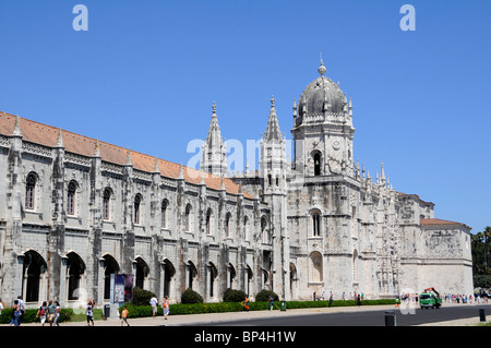 Il Monastero di Geronimo, uno dei beni architettonici e punto di riferimento storico di Lisbona, in Portogallo. Foto Stock