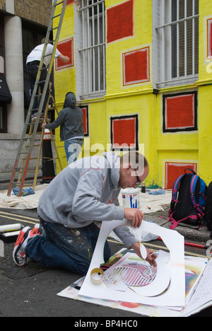 Ben Eine artista di strada stencil. Creazione di nuovi lavori in Middlesex Street Londra E1 2010s 2010 UK HOMER SYKES Foto Stock