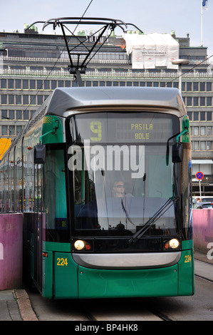 Il tram in Piazza della Stazione, Rautatientori, Helsinki, regione di Uusimaa, la Repubblica di Finlandia Foto Stock