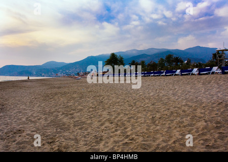 Vista delle sedie a sdraio sulla spiaggia in sabbia, Alanya, Turchia. Foto Stock