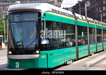 Il tram in Piazza della Stazione, Rautatientori, Helsinki, regione di Uusimaa, la Repubblica di Finlandia Foto Stock