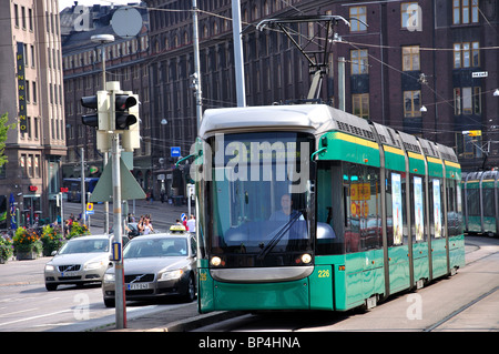 Il tram in Piazza della Stazione, Rautatientori, Helsinki, regione di Uusimaa, la Repubblica di Finlandia Foto Stock