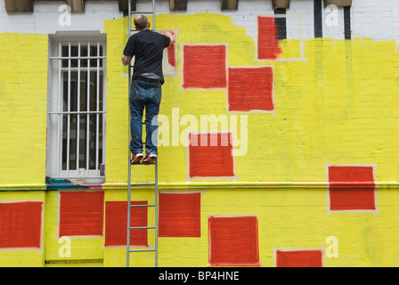 Ben Eine artista di strada in cima a una scala. Creazione di nuovi lavori in Middlesex Street (Ben Flynn vero nome) Londra E1 2010s 2010 UK HOMER SYKES Foto Stock