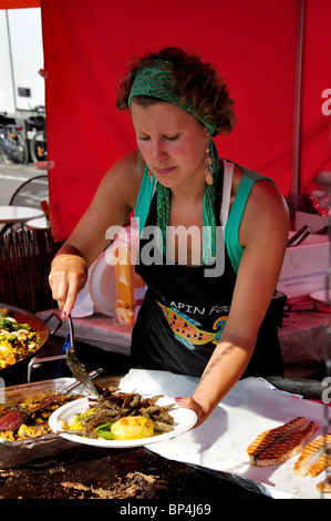 Pressione di stallo di frutti di mare, all'aperto, mercato Kauppatori Market Square, Helsinki, regione di Uusimaa, la Repubblica di Finlandia Foto Stock