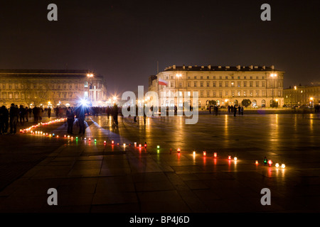 Varsavia POLONIA: le persone si radunano in piazza Pilsudski in memoria del Presidente Lech Kaczynski e 95 altri… Foto Stock