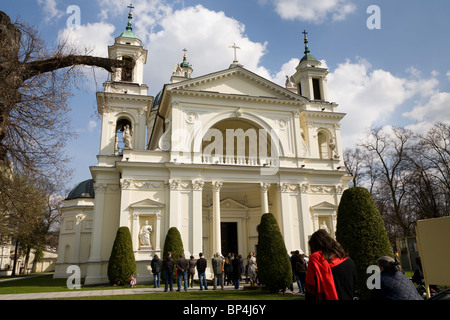 Persone in preghiera al di fuori di Sant'Anna in Wilanow, Varsavia Polonia. Foto Stock