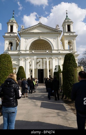 Persone in preghiera al di fuori di Sant'Anna in Wilanow, Varsavia Polonia. Foto Stock