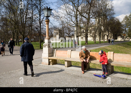 Persone in attesa vicino all'entrata di Wilanow Palace, Varsavia Polonia. Foto Stock