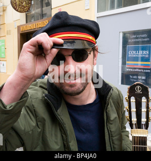 Busker suonando la chitarra su Chmielna street, Varsavia Polonia. Foto Stock