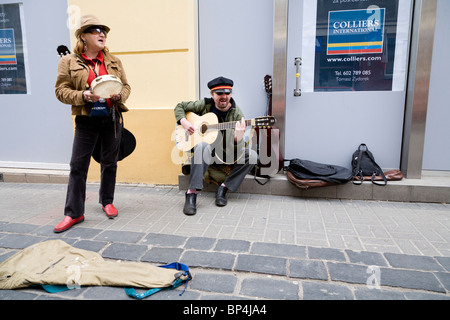 Busker suonando la chitarra su Chmielna street, Varsavia Polonia. Foto Stock