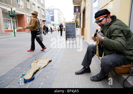 Busker suonando la chitarra su Chmielna street, Varsavia Polonia. Foto Stock