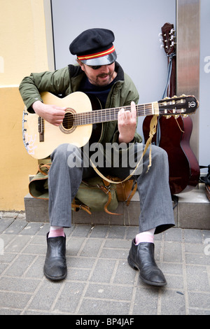 Busker suonando la chitarra su Chmielna street, Varsavia Polonia. Foto Stock