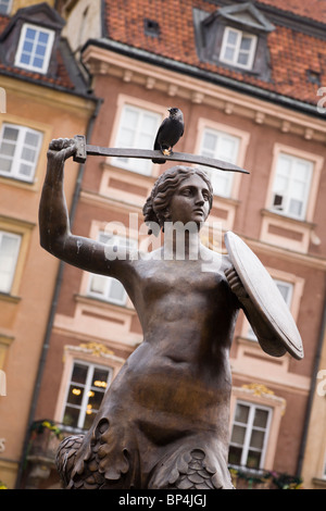 La Warsaw Mermaid statua, uccello seduto sulla spada. Old Town Market Place, Varsavia Polonia. Foto Stock