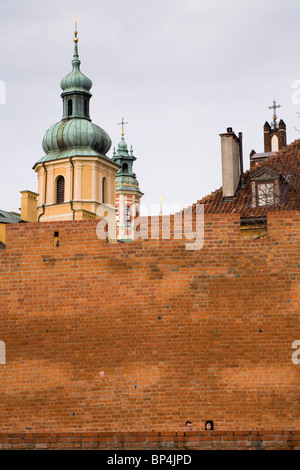 La gente seduta dalla Città Vecchia di mura difensive, Varsavia Polonia. Foto Stock