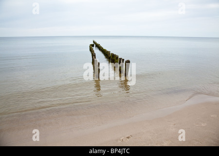 I frangiflutti sono strutture costruite sulle coste come parte di difesa costiera o per proteggere un ancoraggio dagli effetti di weath Foto Stock